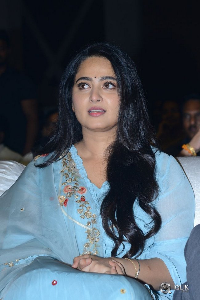 Anushka-at-Hit-Movie-Pre-Release-Event